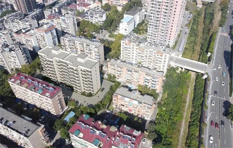 如何选择一家靠谱的宜昌装修公司？面对装修市场鱼龙混杂的情况，我们该如何做出明智的选择呢？本文将通过多个维度对比分析，帮助您找到满意的家装团队。